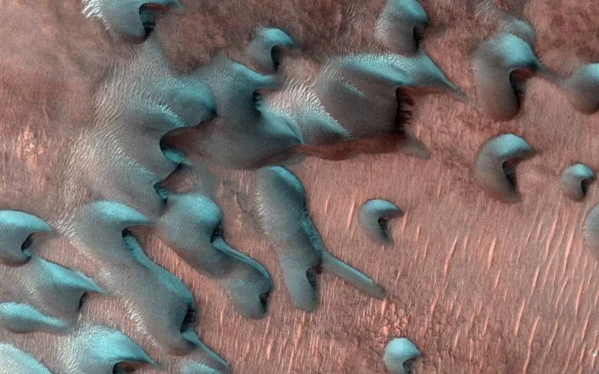 NASA Presents a Winter Wonderland on Mars